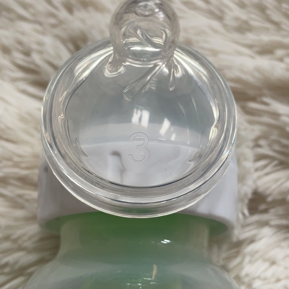 Dr. Brown’s natural flow wide neck anti colic baby bottle - Picture 4 of 5